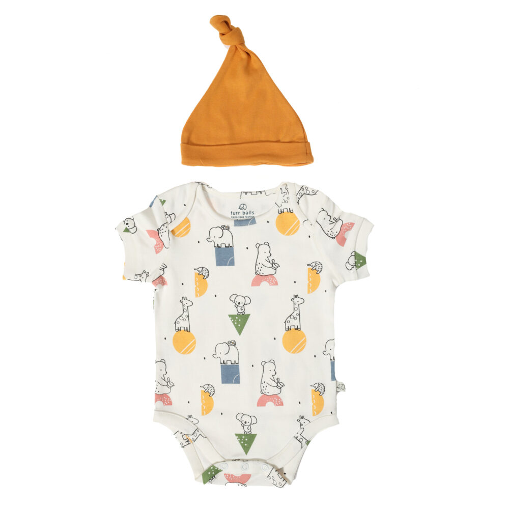 Animal Kingdom short sleeves bodysuit with an organic cotton cap